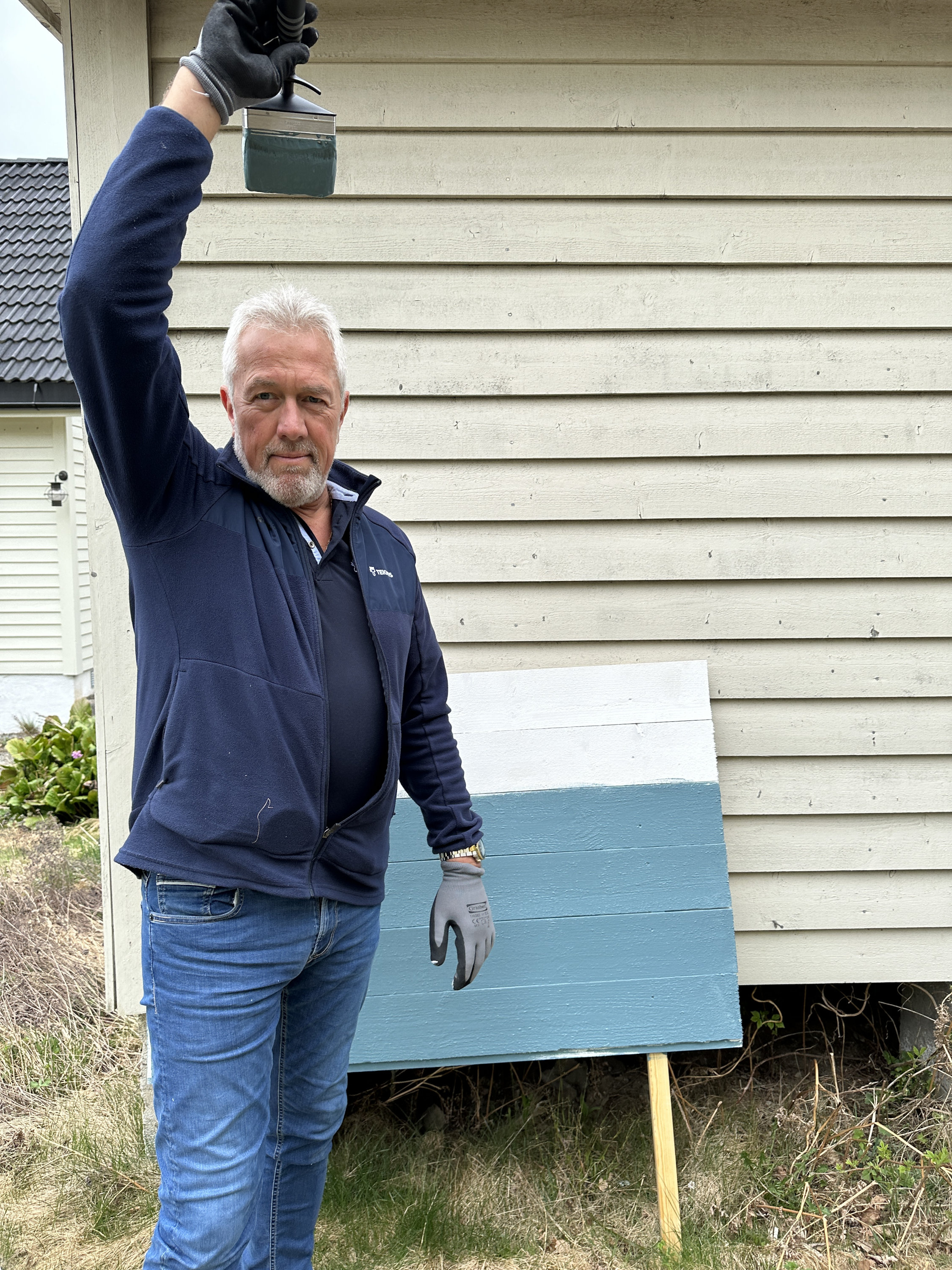 mann holder en malepensel over hodet