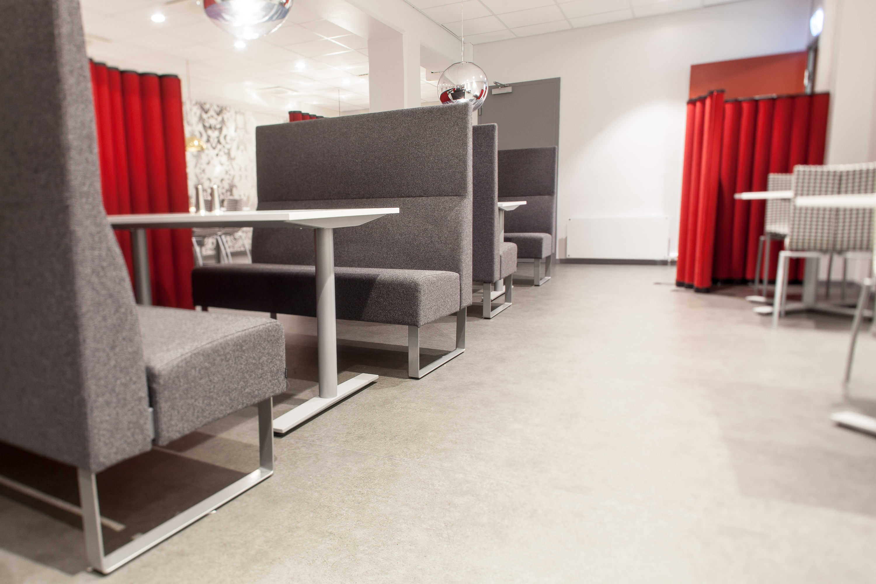 VARIERT MØBLEMENT: Restauranten er møblert med ulike typer café- og restaurantmøbler. Møblene og skilleveggene kommer fra Erik Jørgensen, Kinnarps og Skandiform.