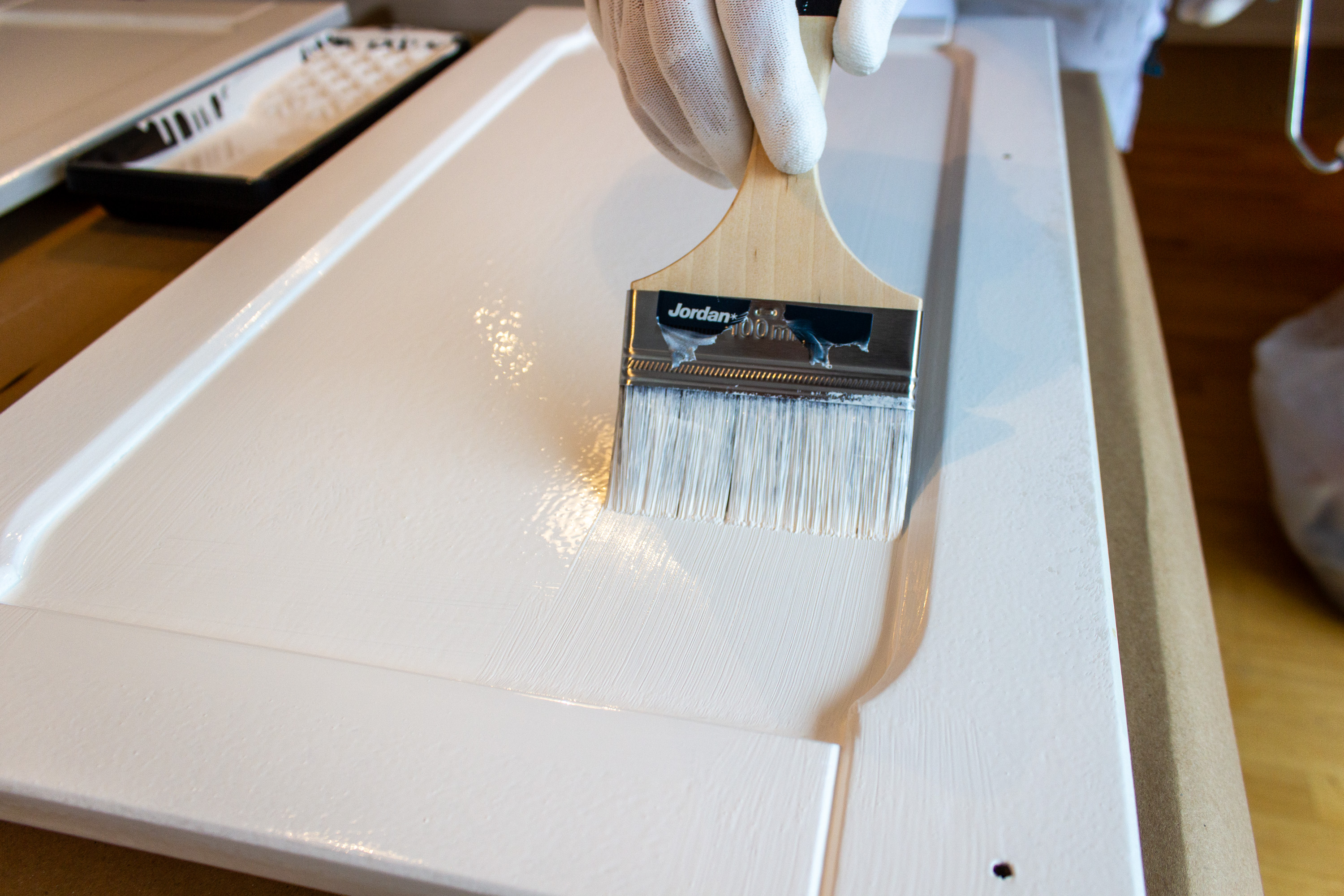 fordriver maling på fronten til et kjøkkenskap