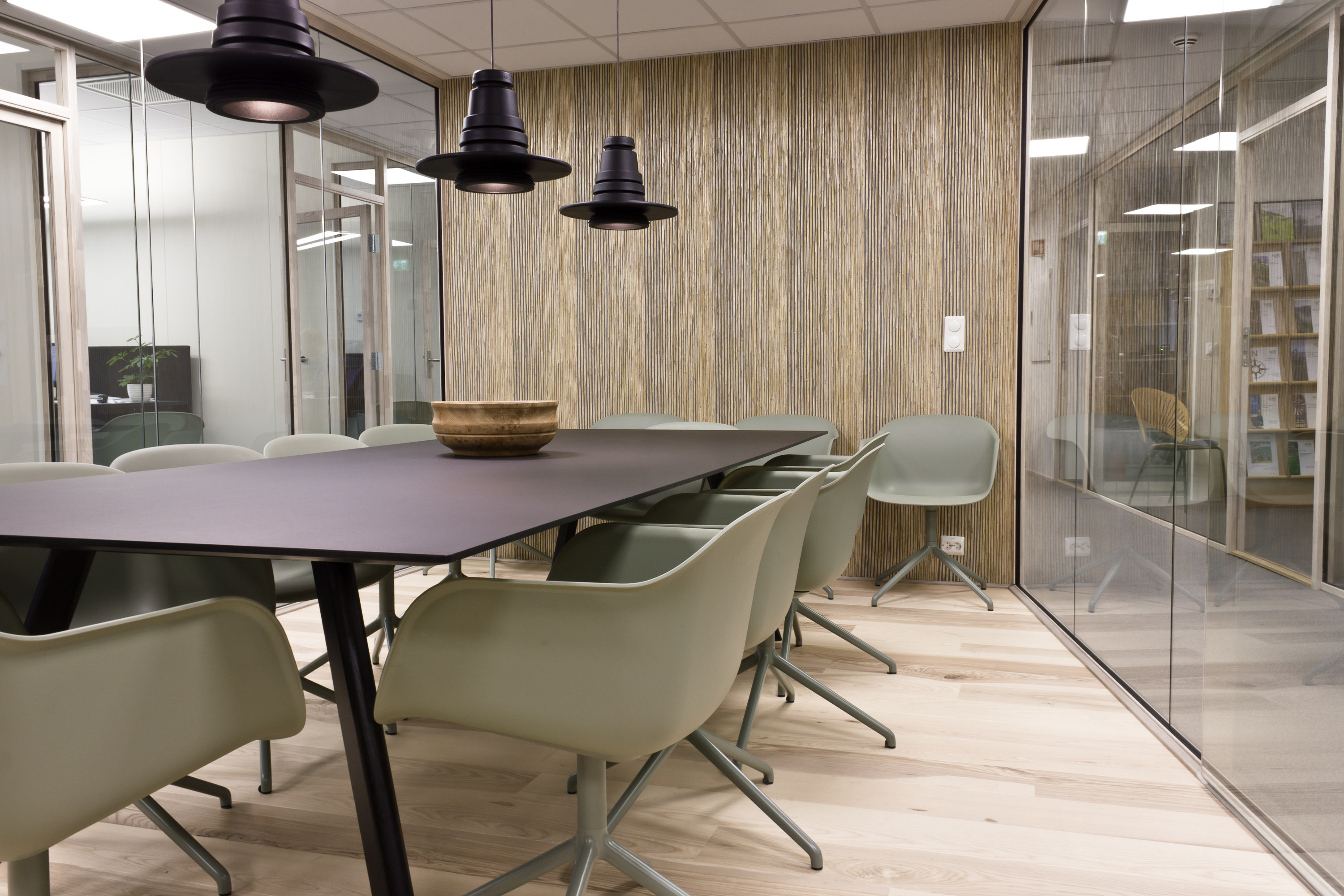 HALMTAPET: I utleielokalene har interiøret en annen karakter, men fremdeles med norske produkter og møbler. Enkelte fondvegger er kledd med Biritapet.