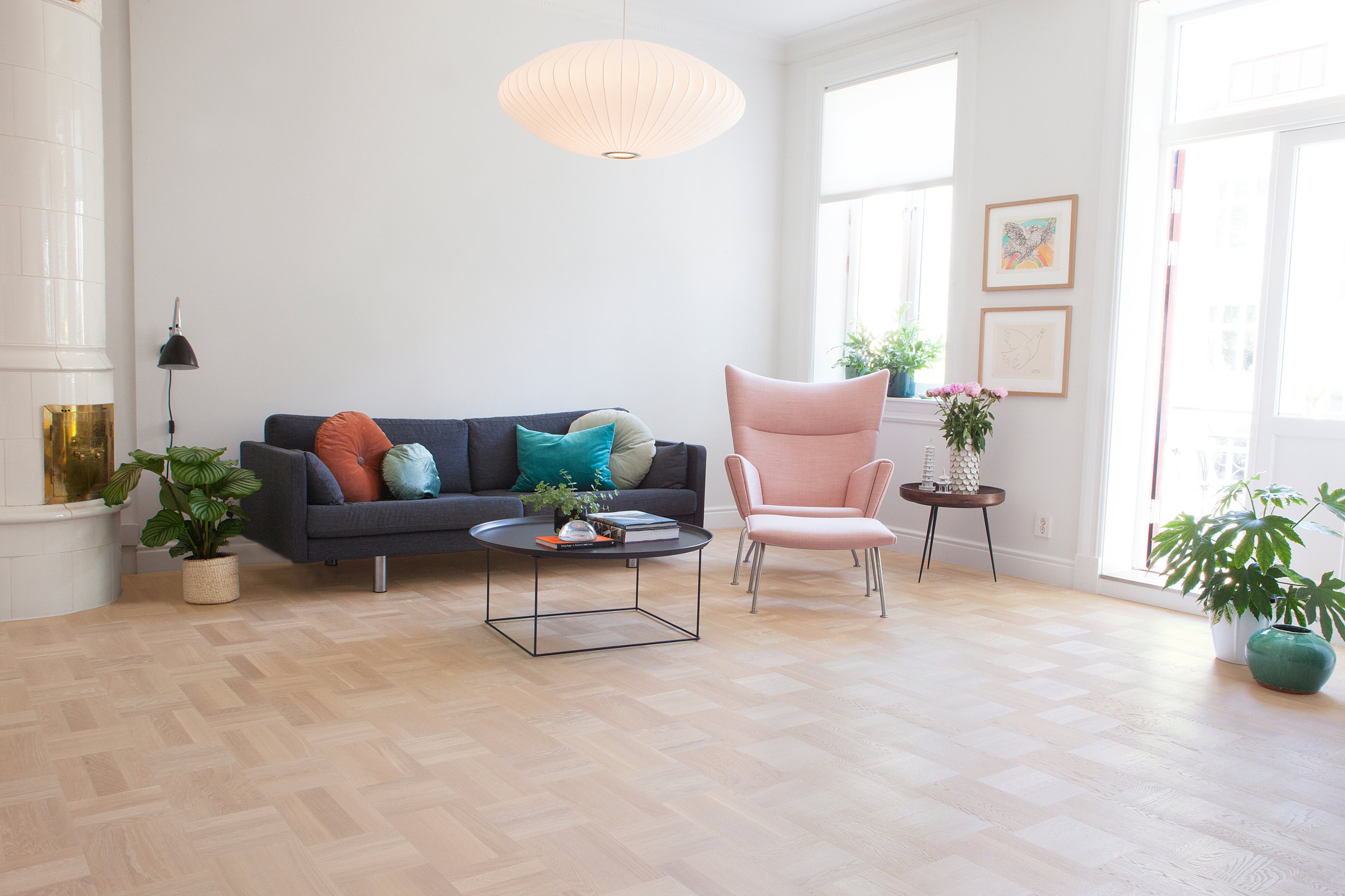 LYST: Noble Eik Scandinavia er behandlet med hvitpigmentert hardvoksolje. Gulvflaten er deretter b&oslash;rstet, noe som fremhever trestrukturen p&aring; en fantastisk m&aring;te.