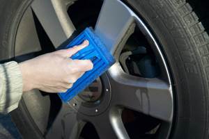 MELLOMGROV PAD: Blå skurepad er velegnet for rengjøring av dekk, felger og hjulkapsler. 
