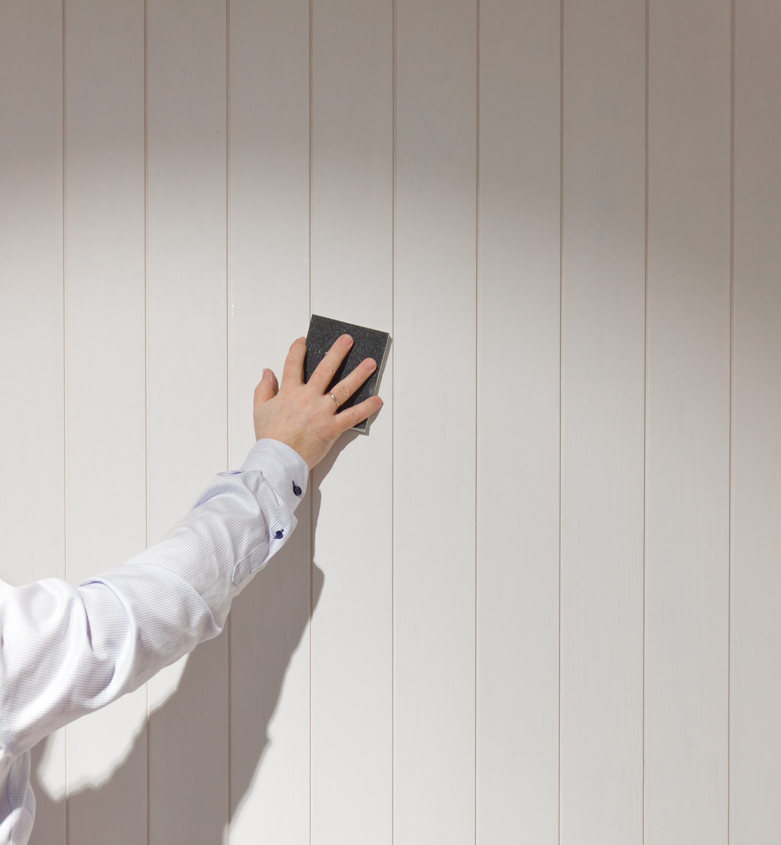 Gå lett over med en slipepad.