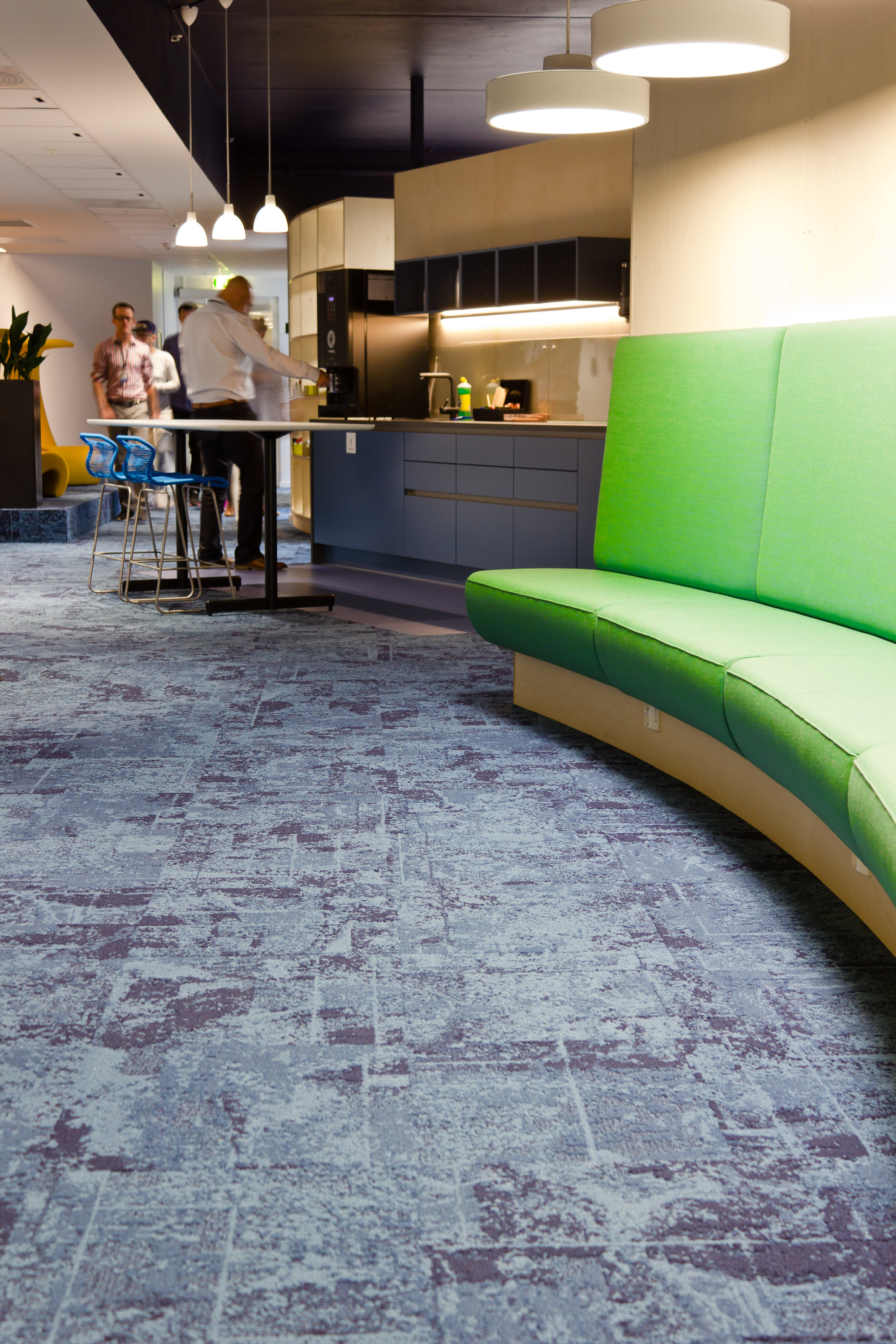 MATERIALITET: Den bølgeformede midtdeleren er plassbygd, og laget av kryssfiner. 