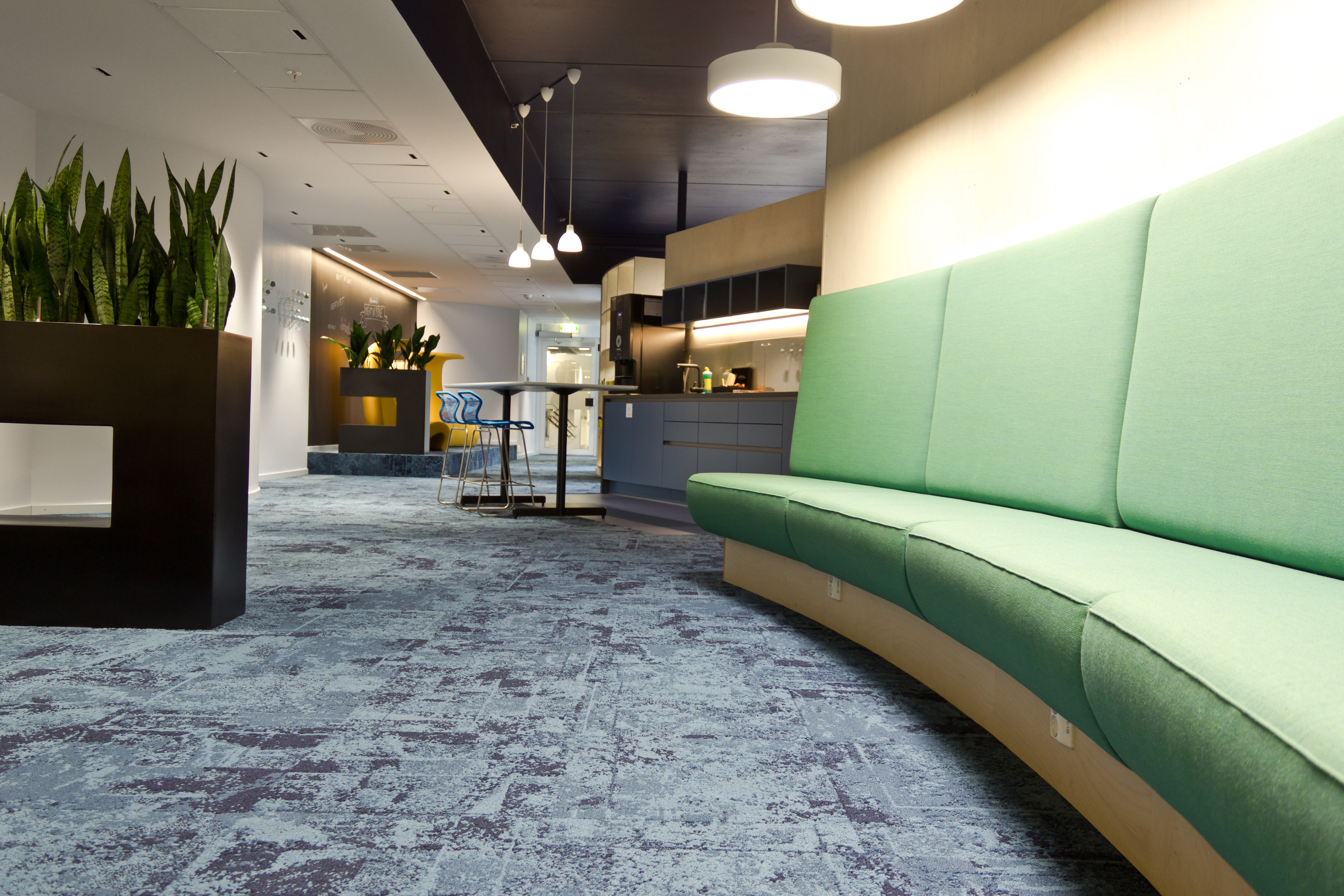 SUBTIL: – Kryssfiner er et spennende, holdbart og anvendelig materiale som bringer inn materialitet og taktile, følsomme og subtile egenskaper til lokalet, sier interiørarkitekt MNIL Anders Stenbeck-Askheim hos Iark. 