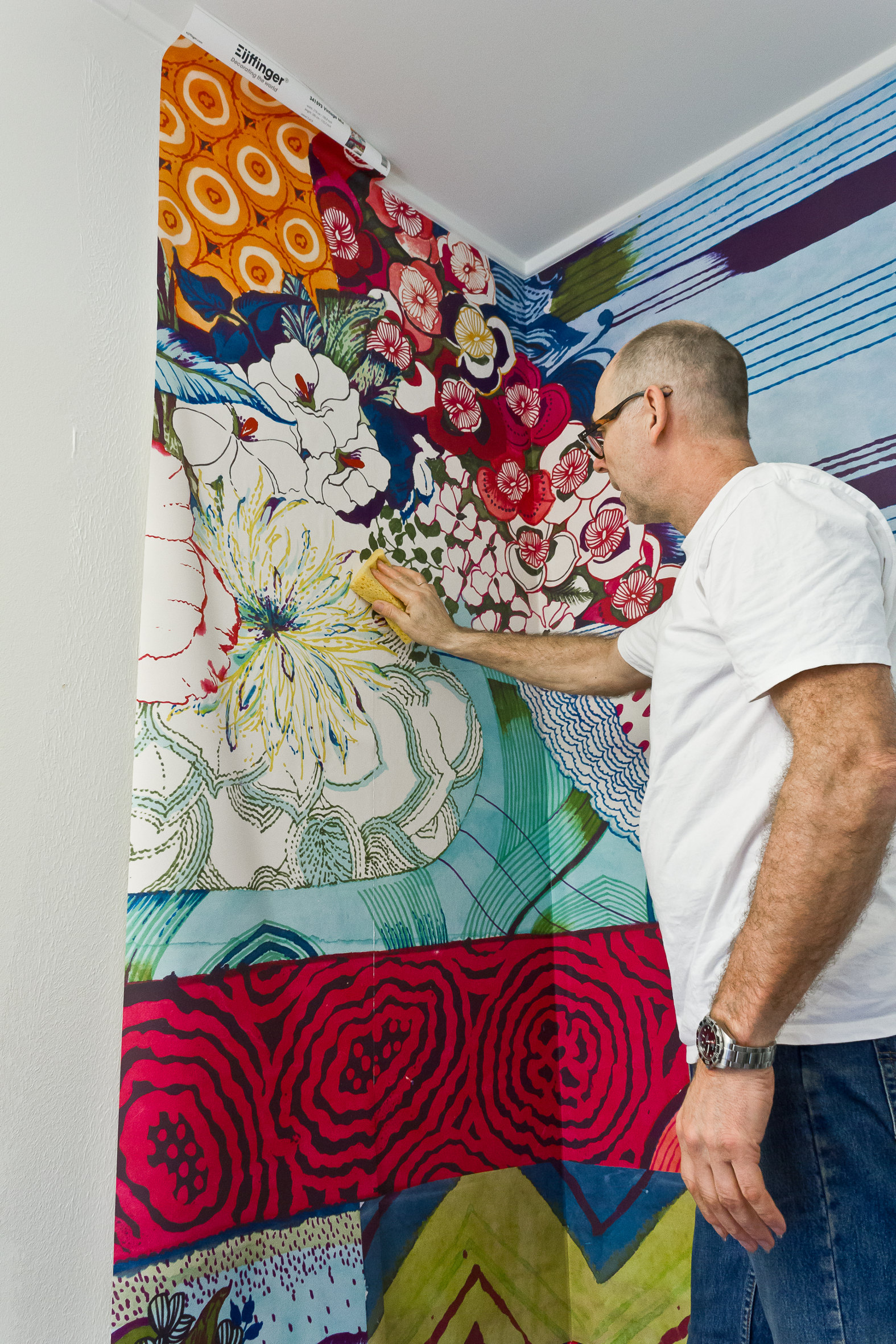 Svamp er nyttig for å tørke vekk limsøl.