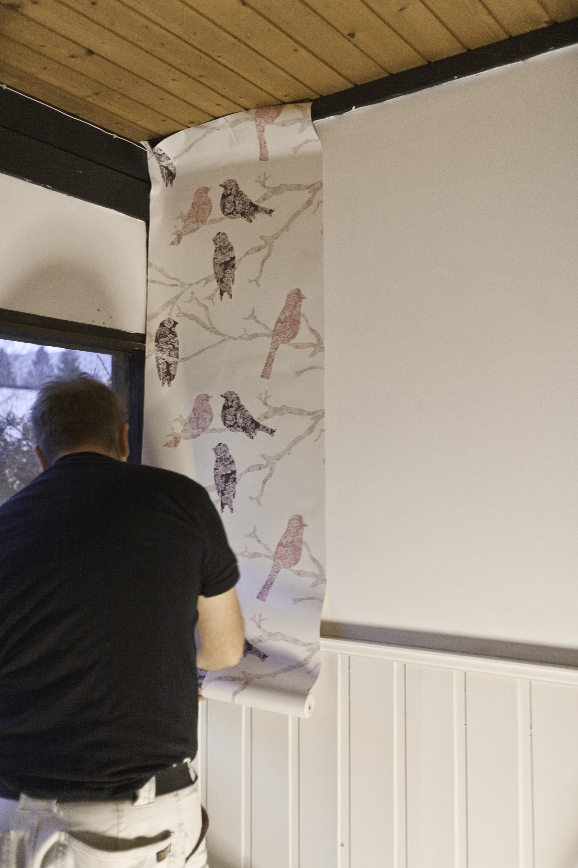 TID FOR TAPET: Nå som veggene er grunningsmalt, er det bare å sette i gang med tapetsering. Begynn i et hjørne og vær nøye med å henge opp første høyden i lodd. 