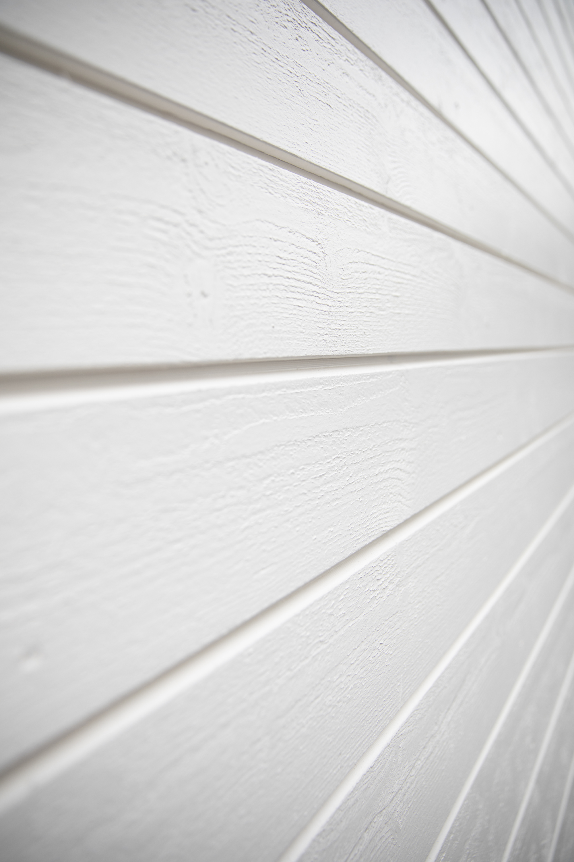 hvitmalt husvegg med liggende kledning