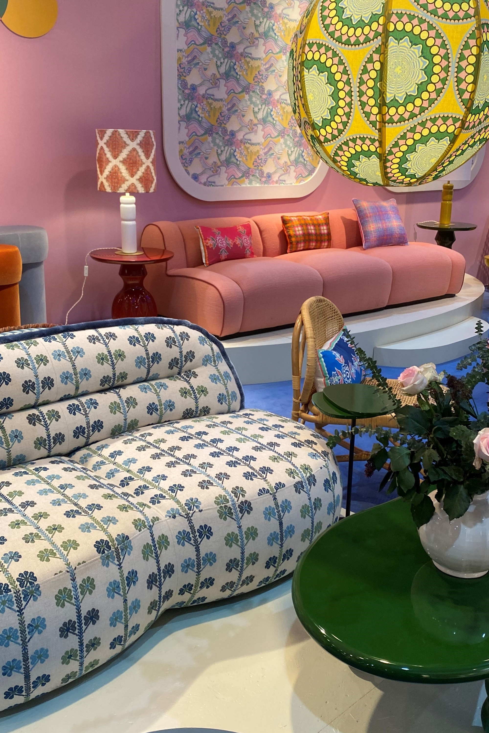 rosa vegger, mønstrete sofa, runde lamper, retrolook