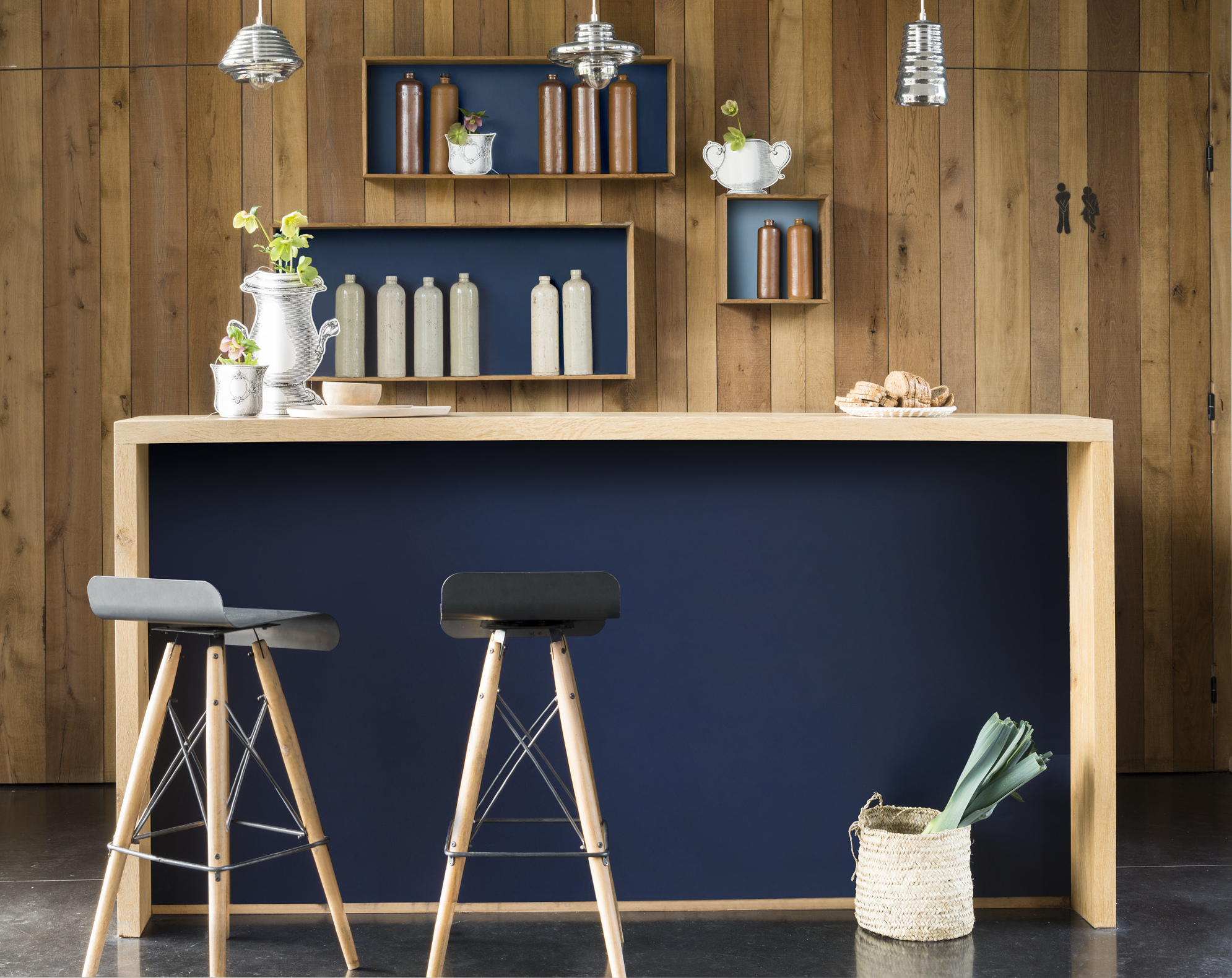 barkjøkken med blå plate, vegg med treverk