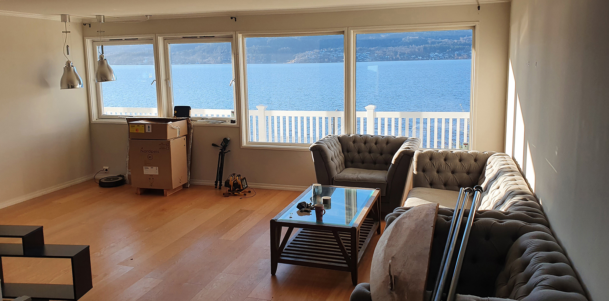 PANORAMAUTSIKT MED FORBEDRINGSPOTENSIALE: Før var det hvite vegger og vinduer i ulik størrelse på denne siden av stuen. 