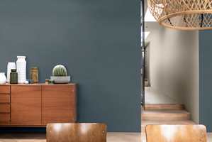 DEEP: Den mørkt grå fargen Dazzling Paris gir et stilrent og eksklusivt uttrykk og er perfekt for å skape hotellstil hjemme. 