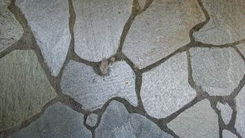BETONGFARGET: Når massen har tørket får den en vanlig betonggrå farge, og er bestandig mot både vær og vann.