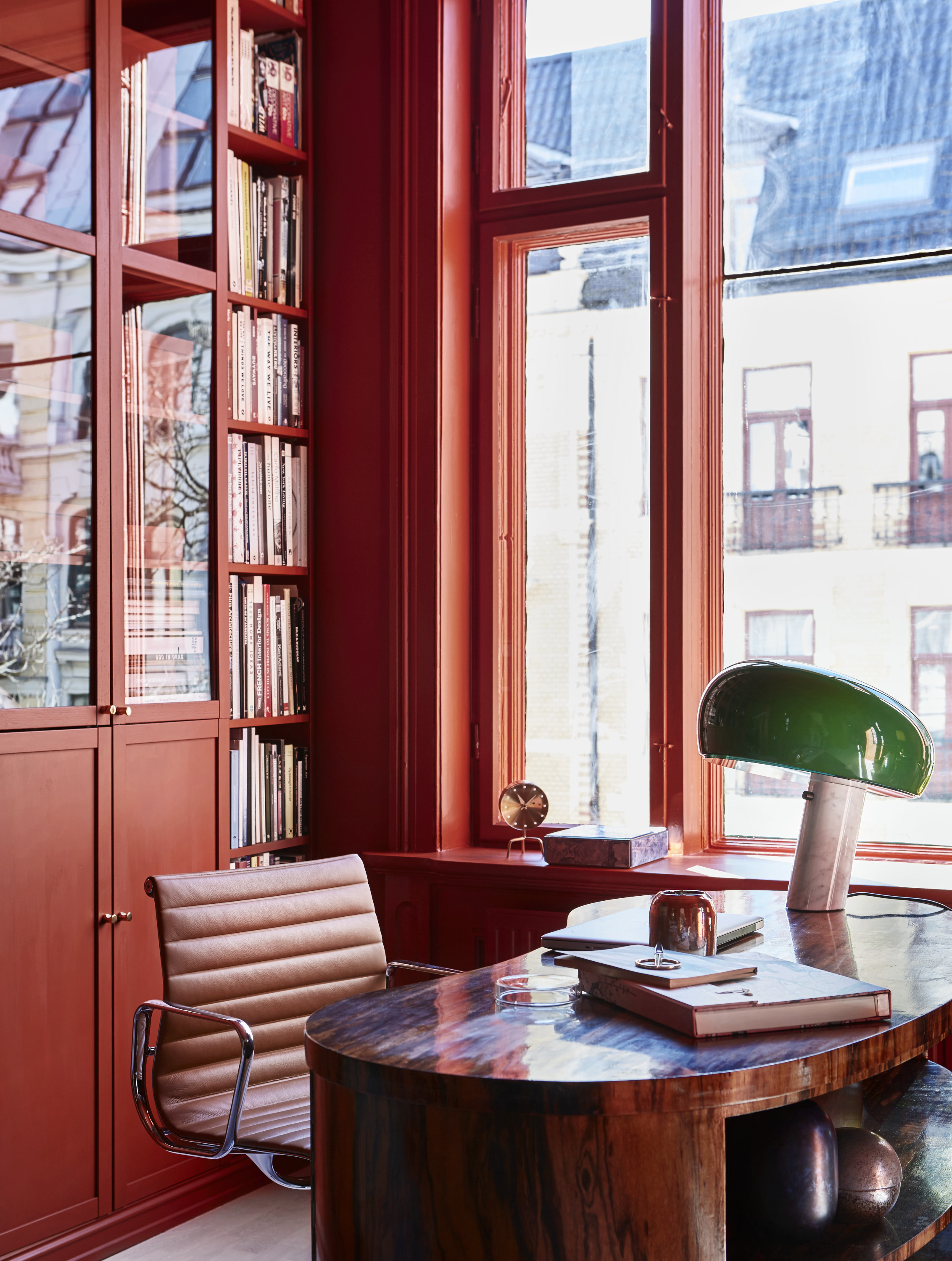 rød bokhylle ved vindu