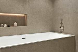 SPABAD: Her kan huseierne nyte et avkoblende bad i eget  hjemmespa. Til tross for få kvadratmeter, rommer badet både badekar og dusj.