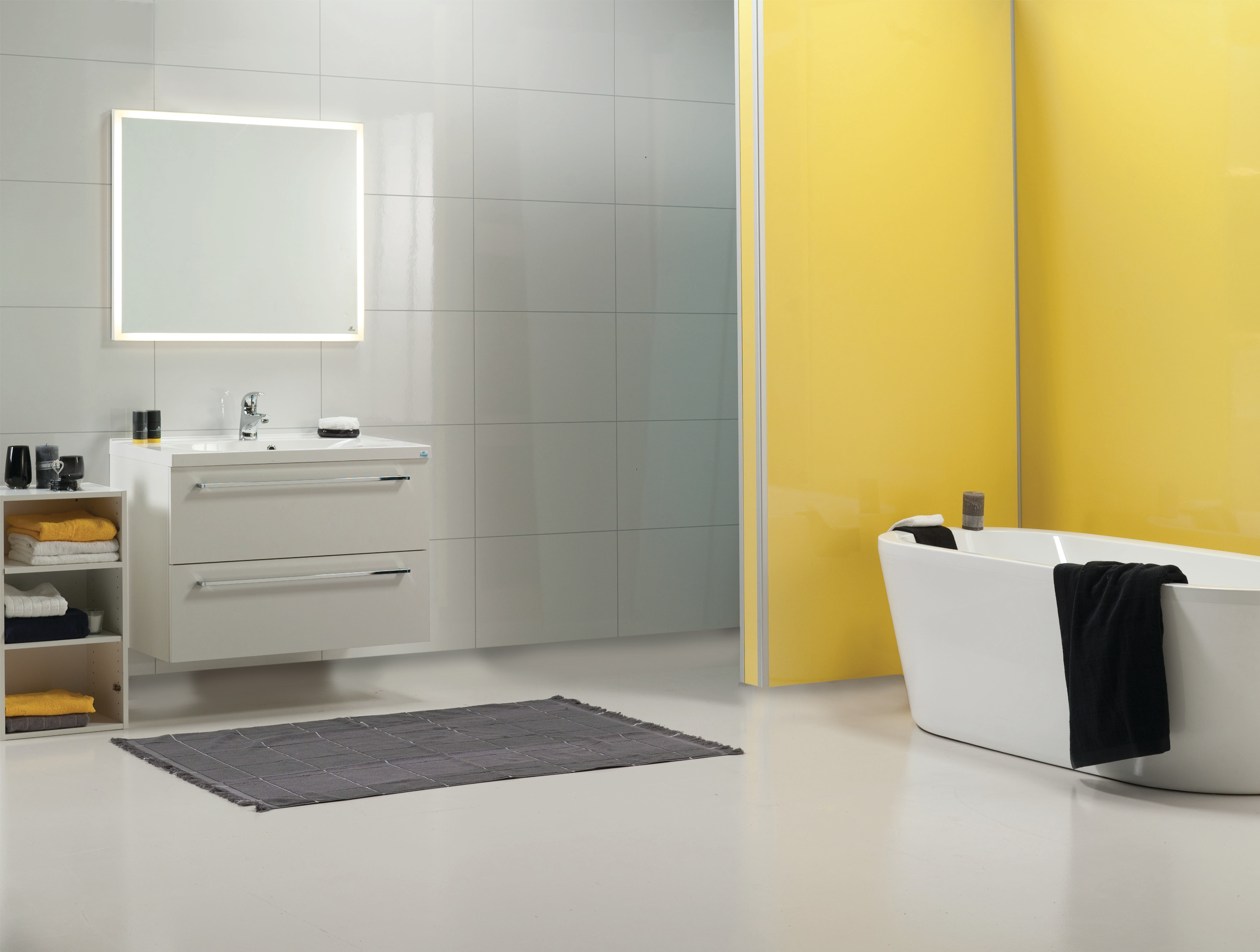 Våtromsplater finnes også i slette varianter, i tillegg til ulike flismønstre. 