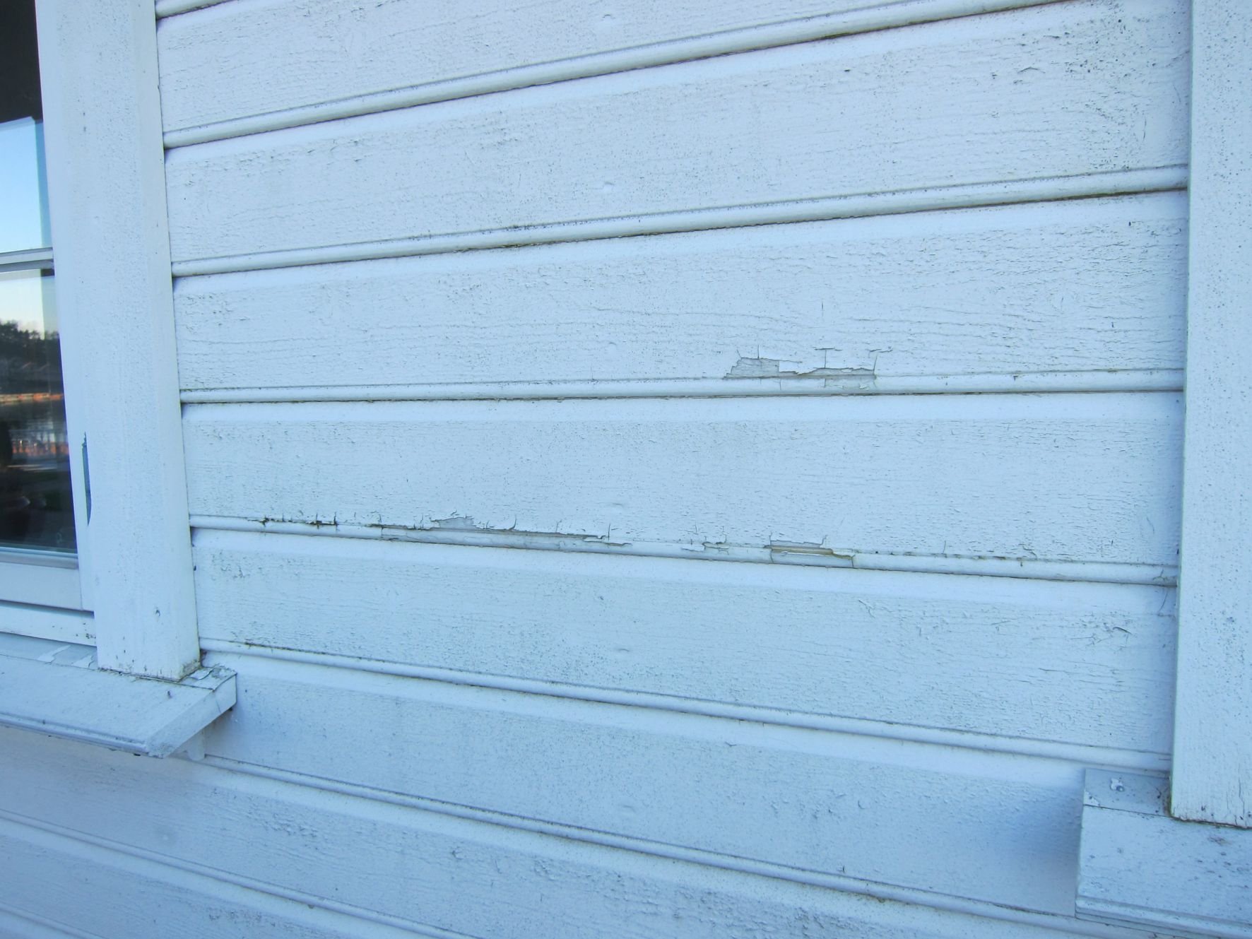 For tynt strøk maling på huset kan gi store problemer, blant annet avflassing.