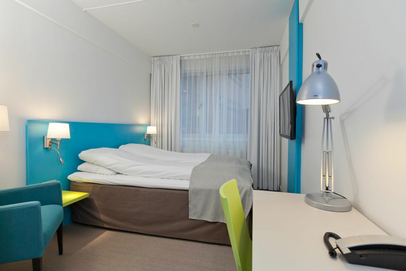 Thon Hotel Munch er et Budsjett-hotell, og er på Trip Advisors ti på topp-liste. Her er det møblert med farger, og rommene går i lime, rosa, turkis og grønt.