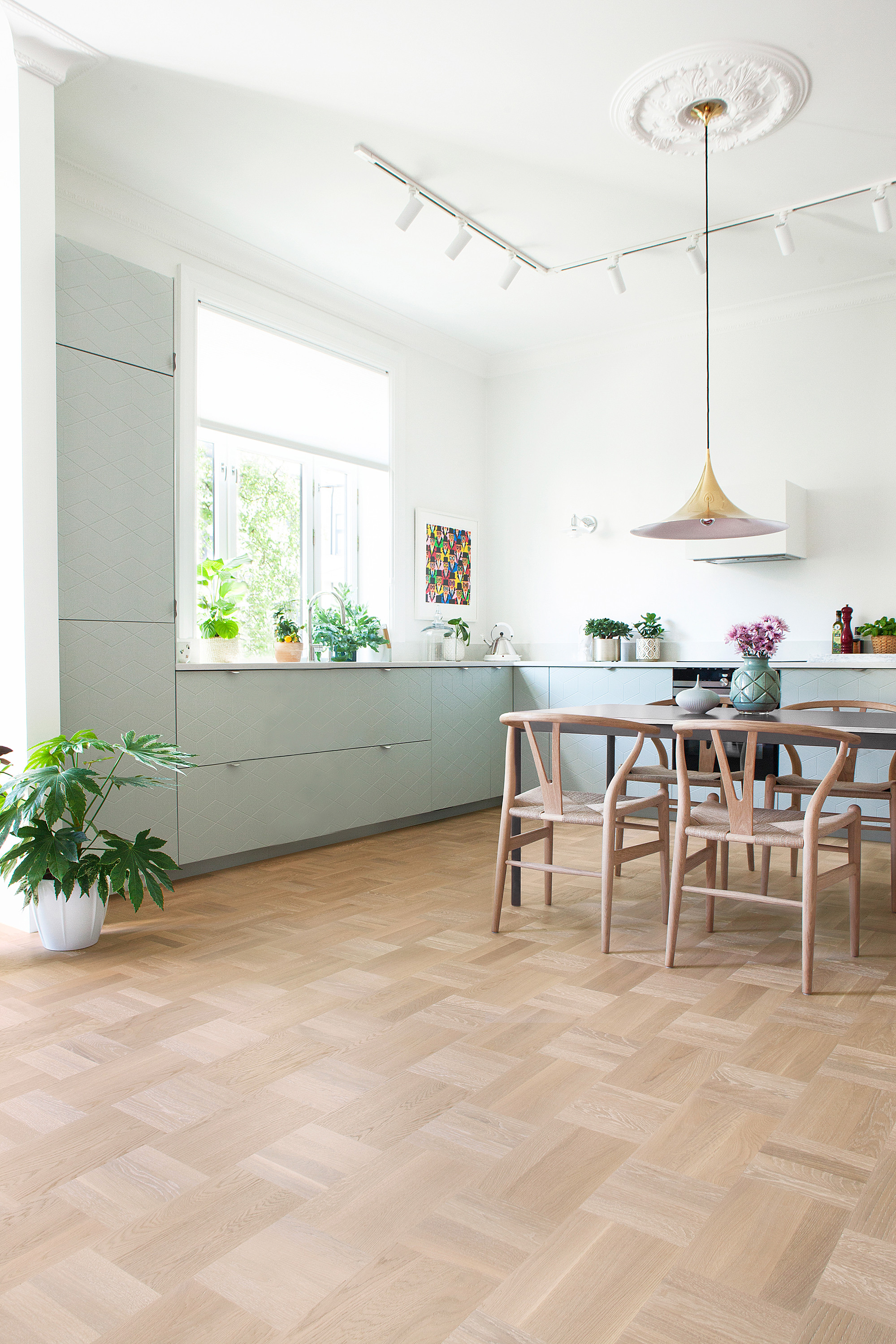 PASTELLFARGET: Noble Eik Scandinavia er hvitpigmentert, og passer godt til de popul&aelig;re duse pastellene.