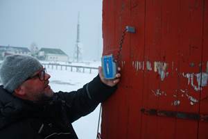 <b>FUKTGRENSE: </b>Man skal unngå å male kledningen om fuktinnholdet i overstiger 16 vektprosent og om lufttemperaturen er under +10 grader. Overflatetemperaturen bør ikke være under +5 grader. På Svalbard ble det gjort noen kompromisser med dette, forteller Per Myhre, teknisk sjef hos Nordsjö Norge. (Foto: Nordsjö)<br/><a href='https://www.ifi.no//der-fasademaling-er-ekstremsport'>Klikk her for å åpne artikkelen: Der fasademaling er ekstremsport</a>