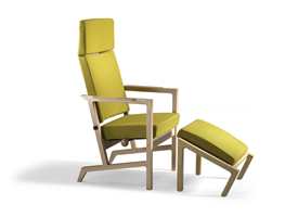Kravene til møbler for eldre er helt annerledes enn kravene ellers. I tillegg til at stolene skal være gode å sitte i lenge, må de være enkle å ta seg opp og ned i for personer med redusert bevegelsesevne. Gode og stødige armlener er da nærmest et must. Men at designen er funksjonell for eldre, betyr nødvendigvis ikke at møblene er stygge. Se bare på denne vakre sofaen, i serien Modus fra Helland, beregnet for eldre. Fredrik Torsteinsen har tegnet den nye serien Helland Møbler, som inkluderer bord, lenestoler og spisestuestoler. Hvilestolen har trinnløs regulering av rygg og dybderegulering av sete. Nakkestøtten kan høydereguleres og armlener kan leveres med eller uten stopning. Helland Møbler leverer sittegruppen enten med spiler eller stopning i rygg, med åpne eller fylte sider. Rygg- og seteputer er vendbare og trekket er avtakbart