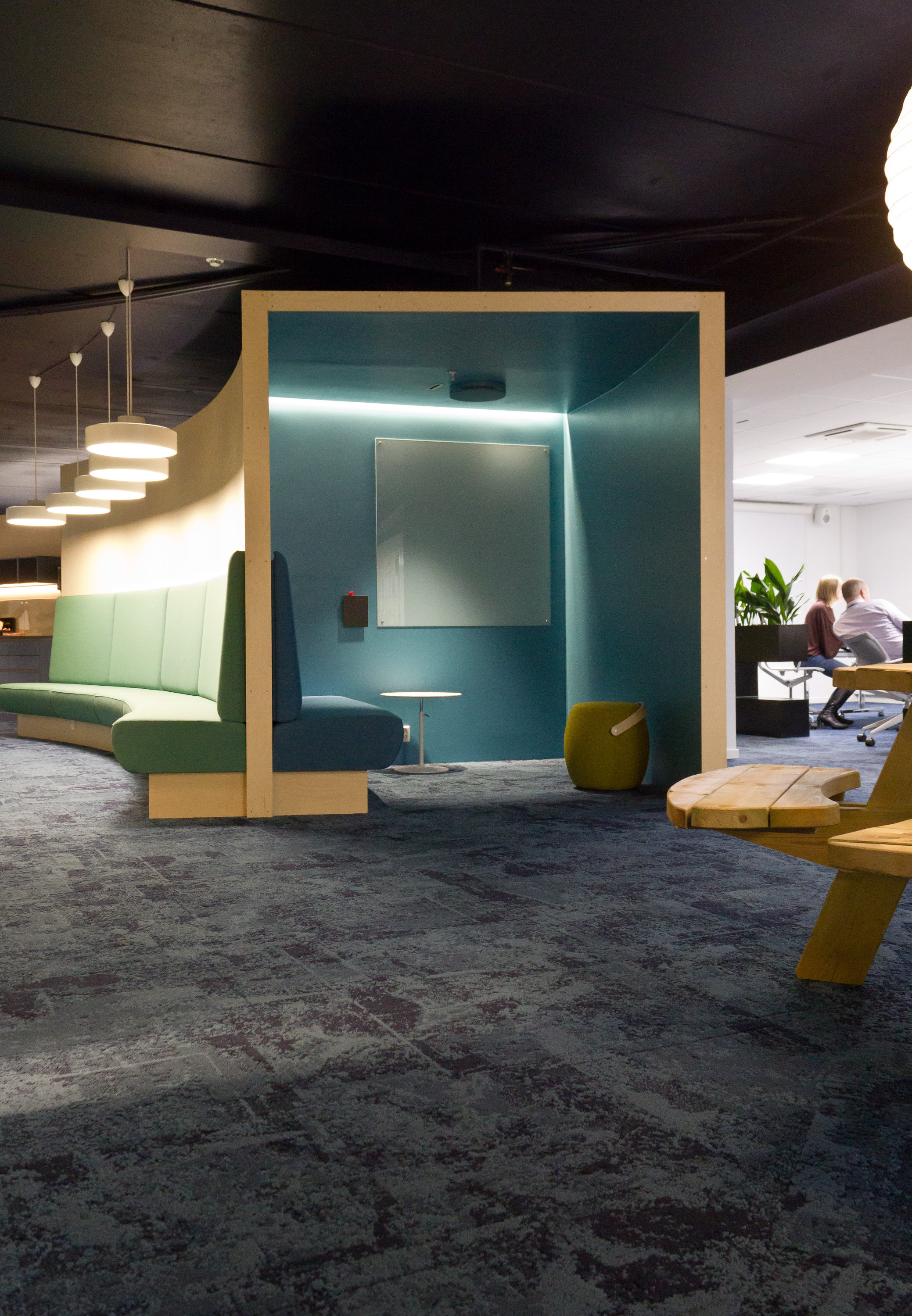 ADSKILT: Tre små «hubber» er plassert i den bølgeformede midtseksjonen. Veggene i denne «hubben» er malt i fargen NCS S 4030-B10G.