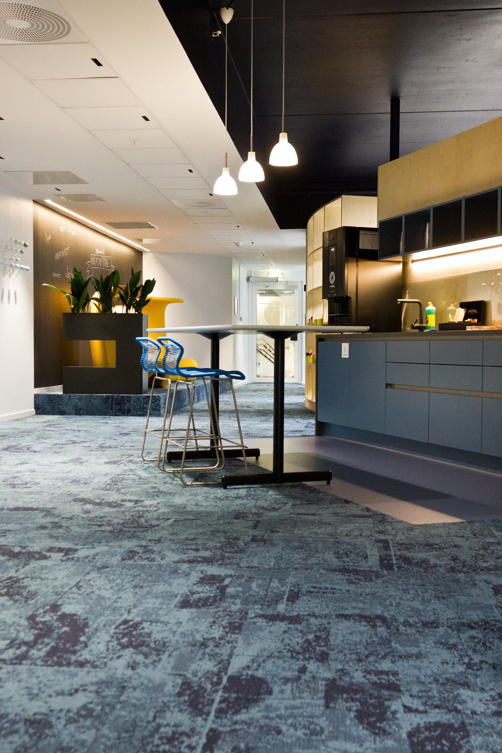 SPENNENDE LYS: At det ikke er fullt lys overalt, men at funksjonssonene er korrekt opplyst, mens bevegelsessoner har en roligere belysning, bidrar til å gi kontraster, spenning og dynamikk i lokalet. 