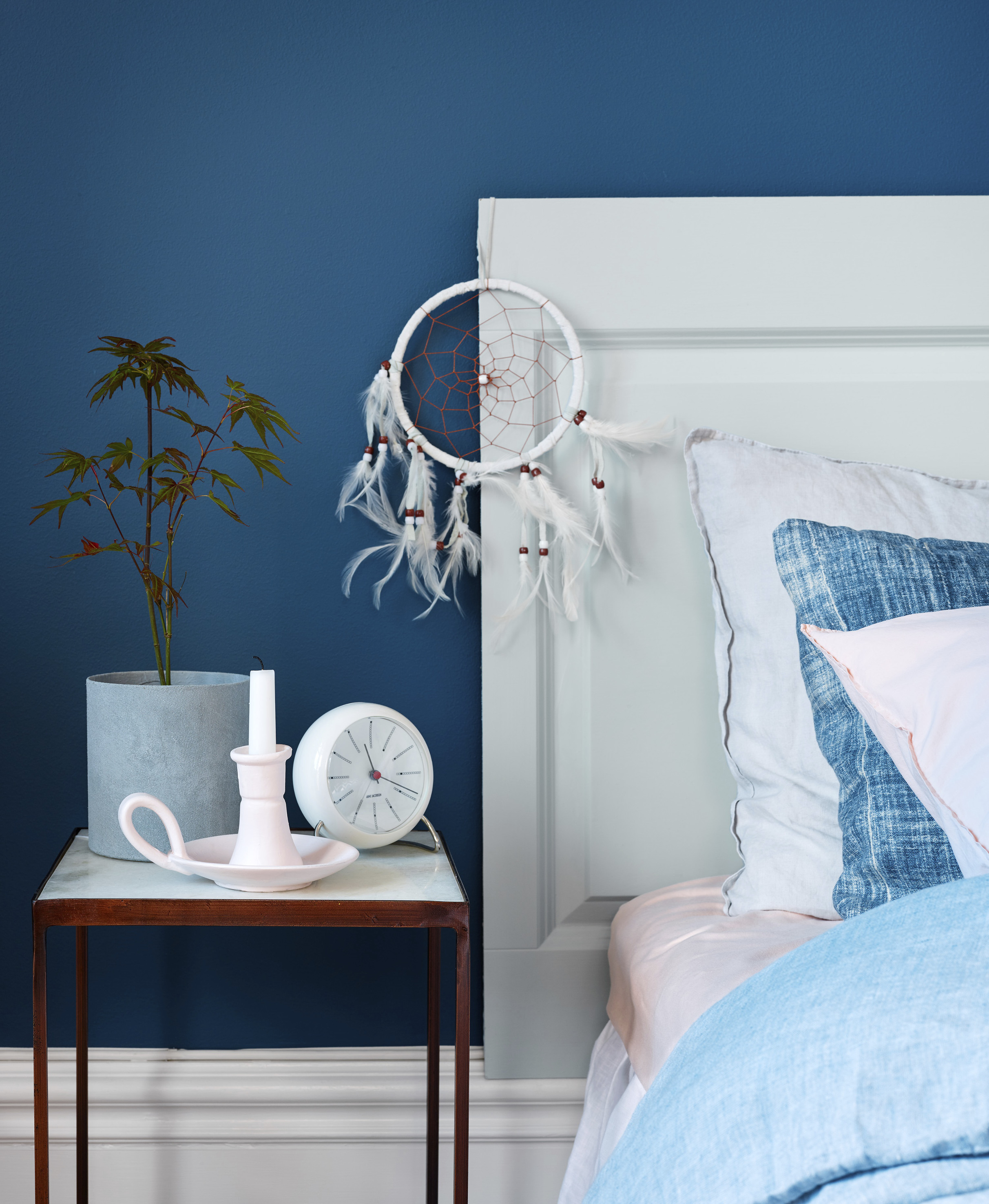 La fargene spille sammen for å skape den atmosfæren du vil ha på soverommet. Her står blått fint sammen med en dus lys rosa.