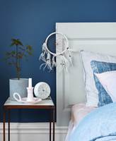 La fargene spille sammen for å skape den atmosfæren du vil ha på soverommet. Her står blått fint sammen med en dus lys rosa.
