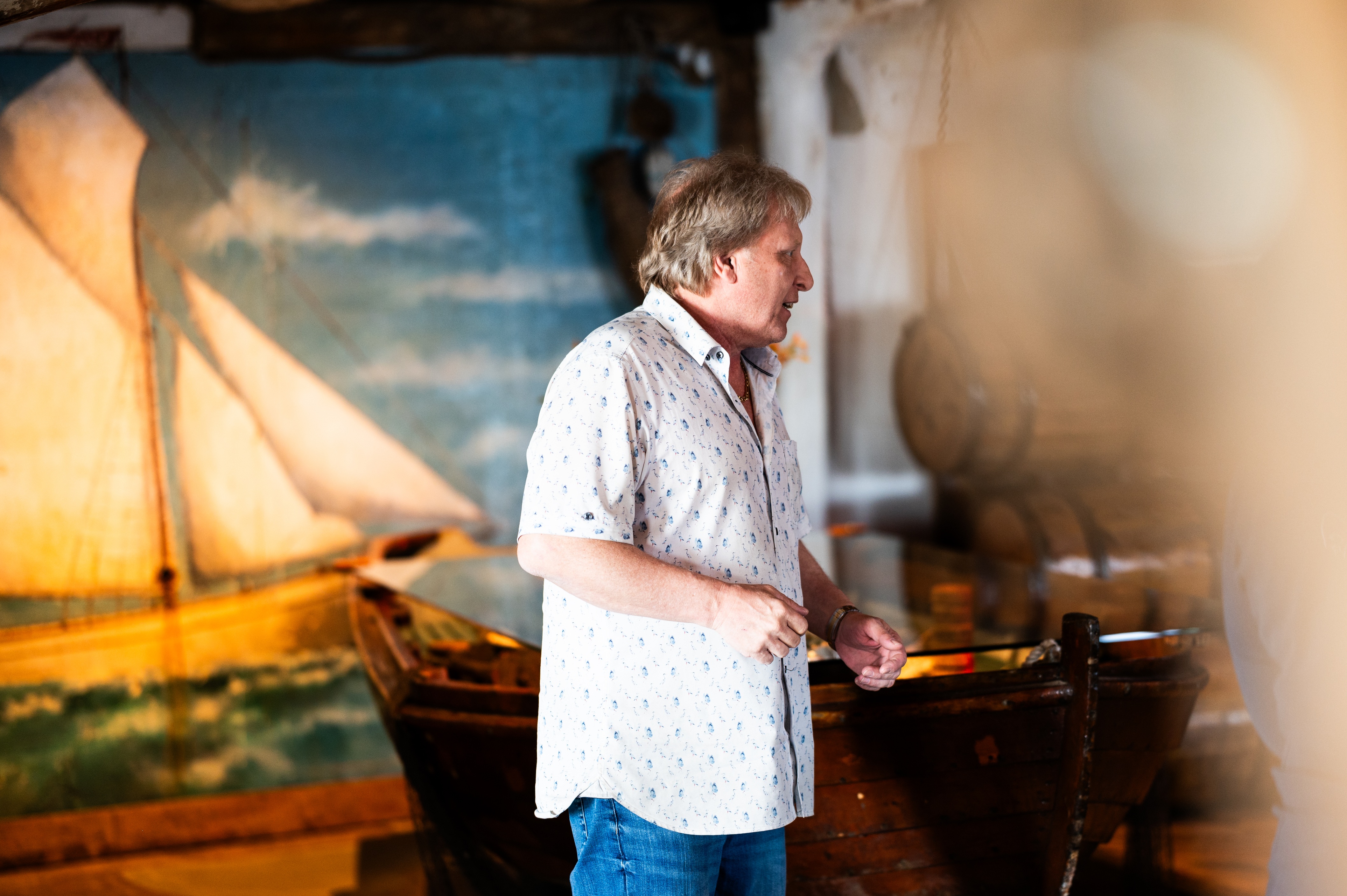 mann i lys skjote i gammelt interiør 