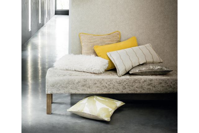 PUTE: Sy en gul pute og legg i sofaen, og så får sofaen nytt liv. (Foto: Green Apple)