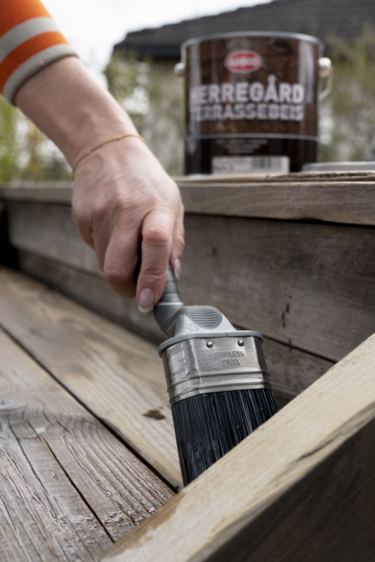 beising av trappetrinn på terrasse, bruker pensel