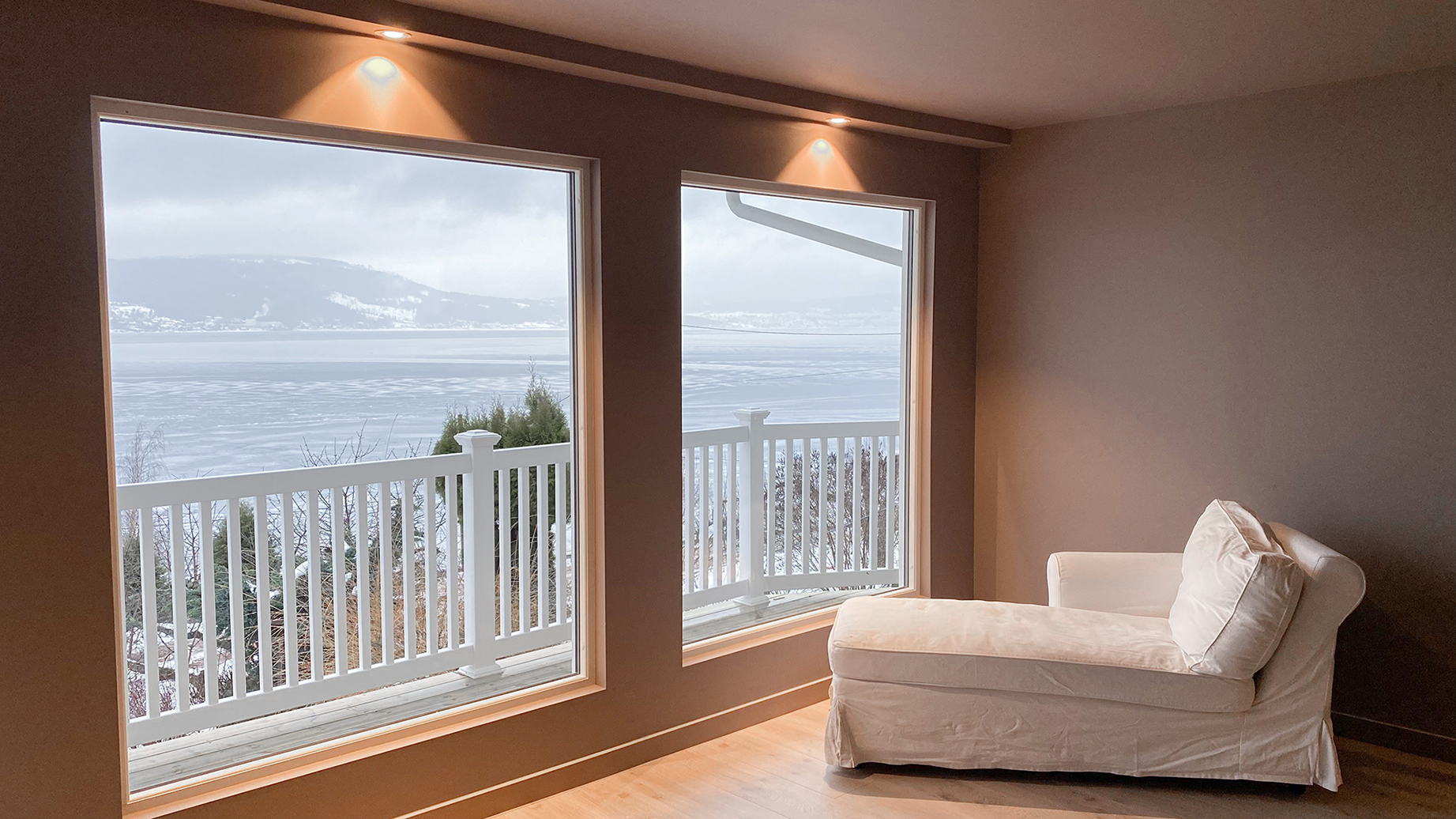 LISTEFRITT: Andreas har laget listefri løsning rundt vinduene på gamlemåten, med gipsforing, vinkeljern og sparkling. Neste gang skal han bruke smygplater.