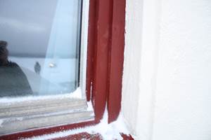 <b>RÅTE: </b>Vinduene i alle bygg fikk samme behandling som trekledninger, men med One Door & Window Tech som toppstrøk. Noen få steder, hvor det hadde blitt snø liggende over tid, fantes råte. Ellers var treverket i vinduene i god teknisk stand. (Foto: Per Myhre/Nordsjö)<br/><a href='https://www.ifi.no//der-fasademaling-er-ekstremsport'>Klikk her for å åpne artikkelen: Der fasademaling er ekstremsport</a>
