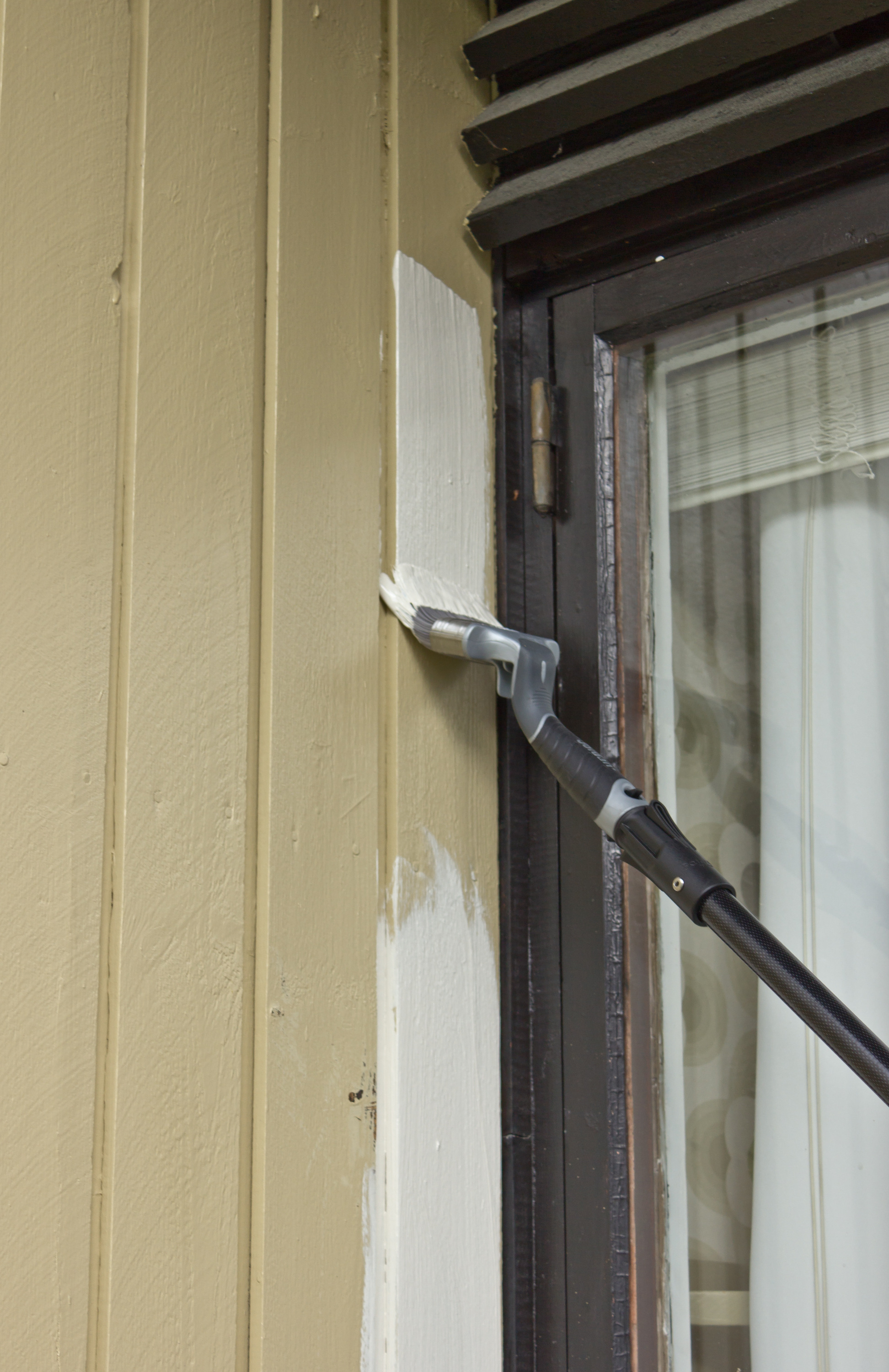 Bruk pensel til påføring bare der du ikke kommer til med rull.