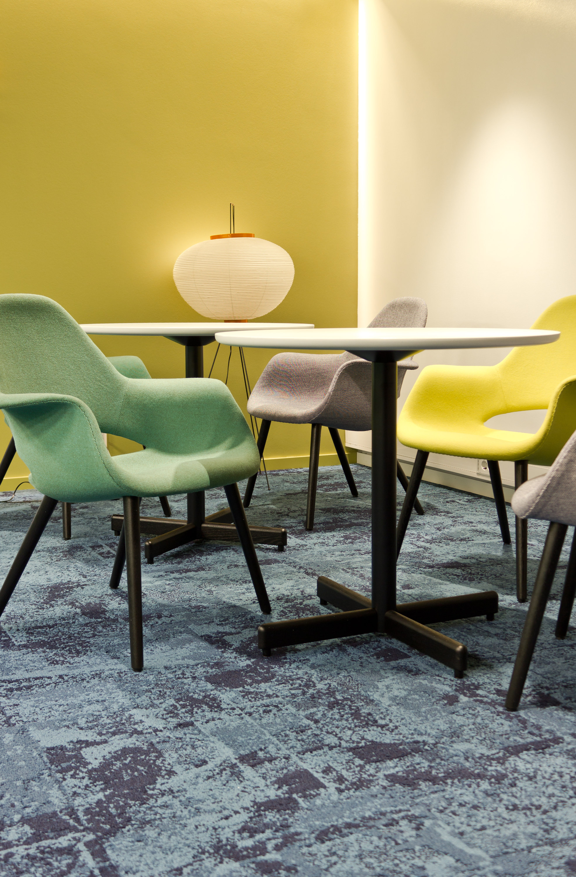 FARGERIKT: Enkelte steder stikker seg litt ut, som i kafékroken med fargen NCS S 3030-B90G. Malearbeidene i tak og vegger, med unntak av spesialveggene som kan skrives på, er utført av To Malere AS.