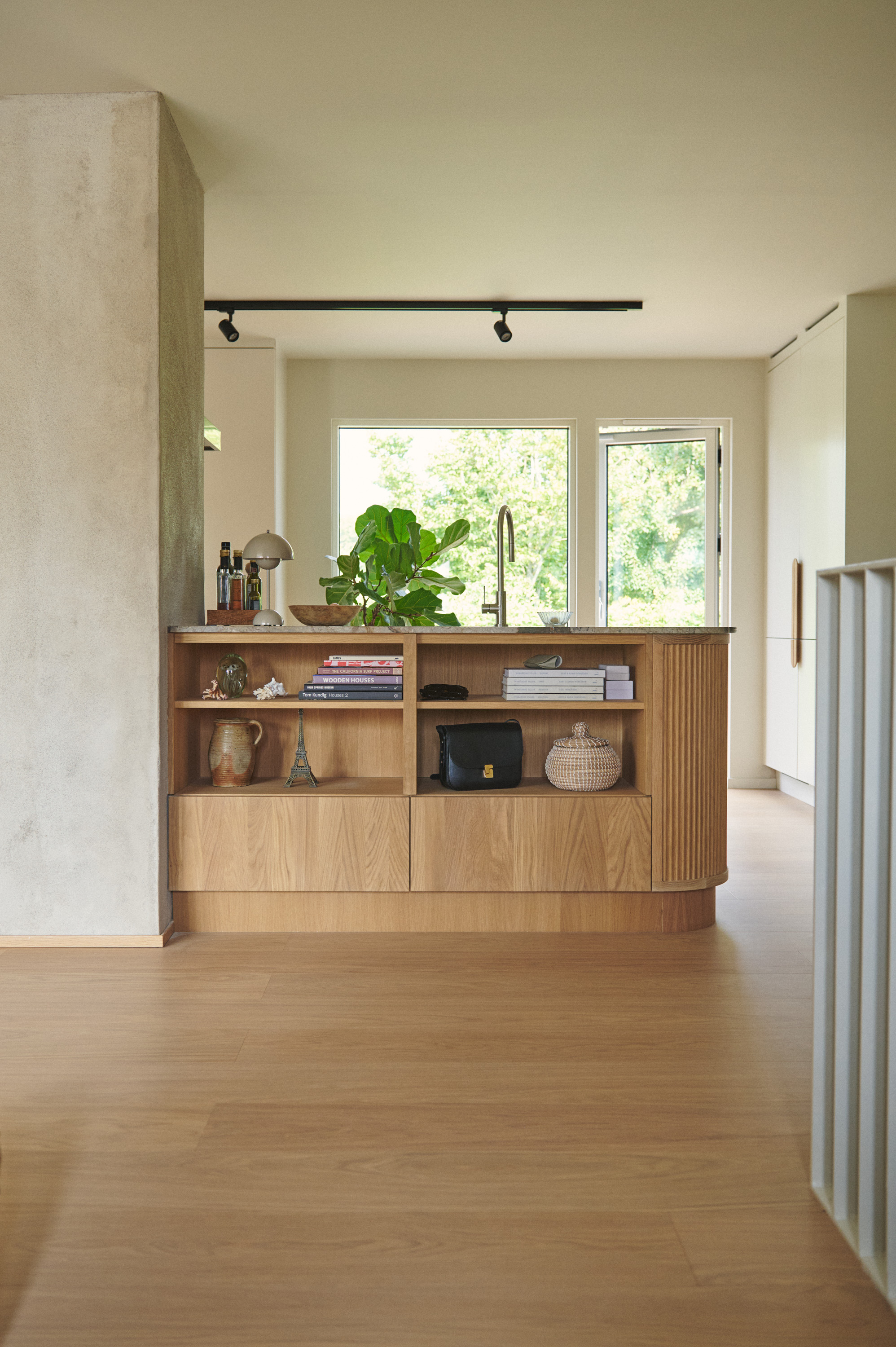 interiør med lyse vegger, trefarget parkett gulv