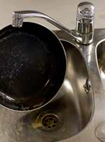 FETT: Når rørene tetter seg på grunn av matfett i vasken, bør du ha avløpsåpneren lett tilgjengelig.
