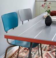 DETALJER: Den røde detaljen på bordet er et muntert innslag. Samtidig tar det fint opp farge fra teppet. Fargen er Gnejs fra Beckers.