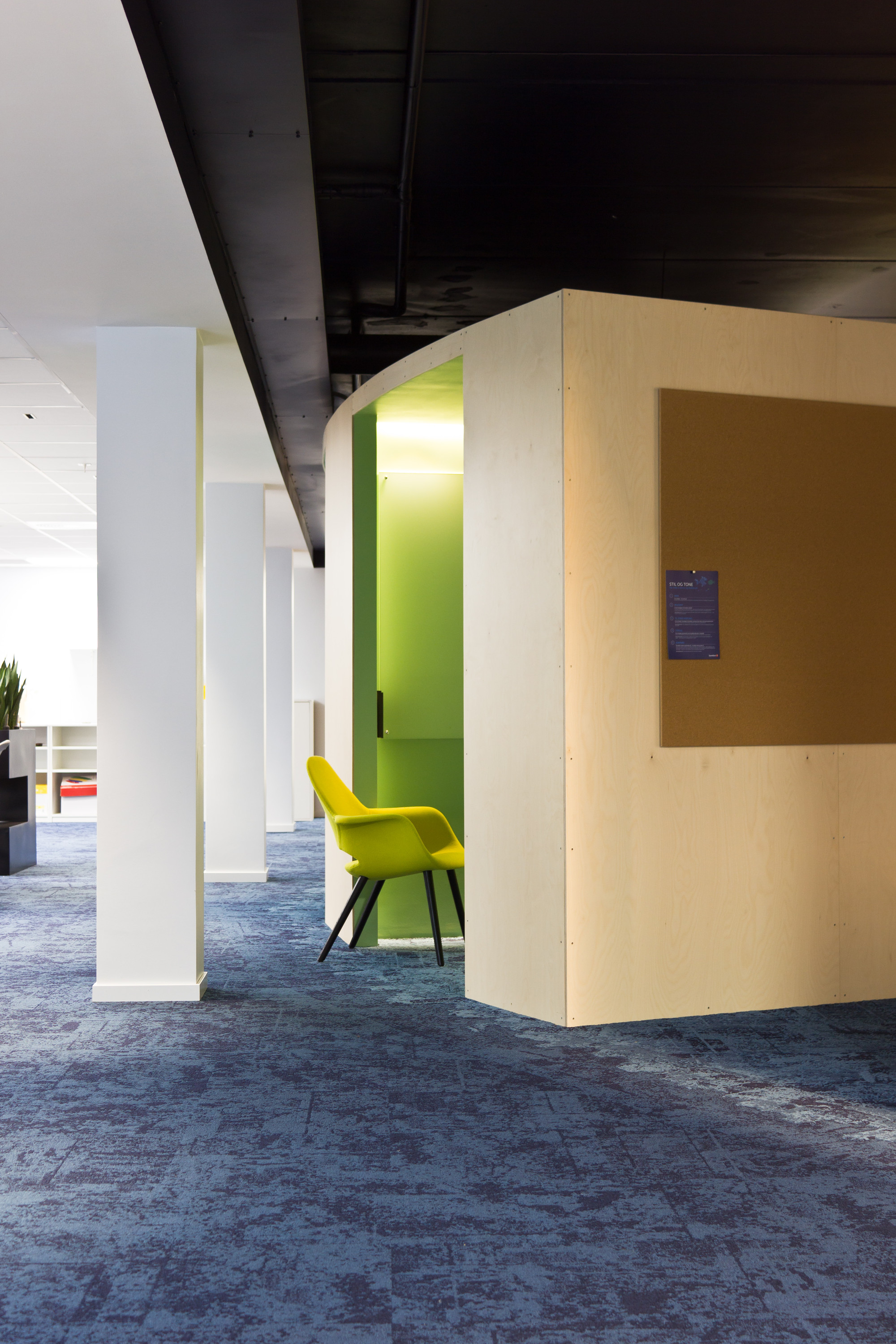 STRUKTUR: Midtdeleren har flere ulike, innebygde funksjoner, som oppbevaring, kjøkken og kaffebar, samt små møterom. 