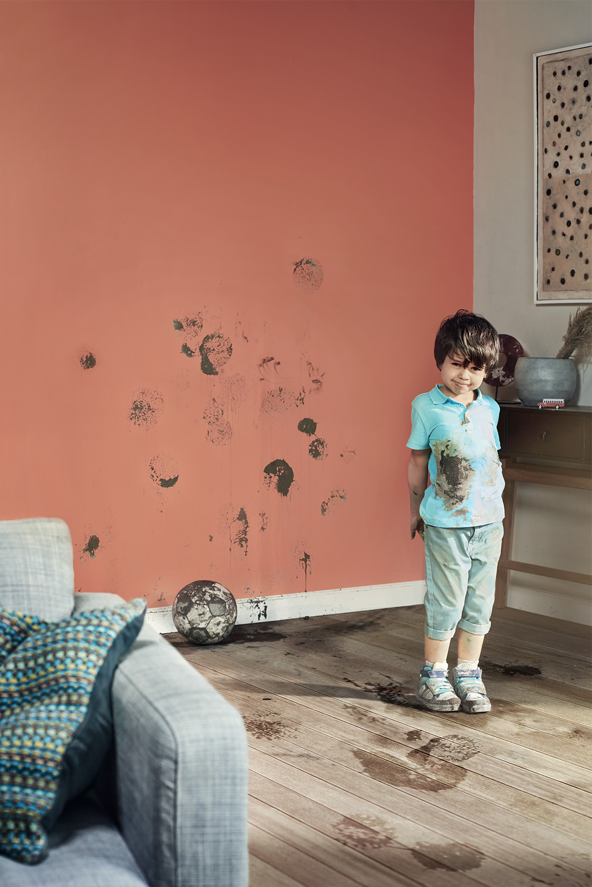 Barn har smurt gjørme på en vegg