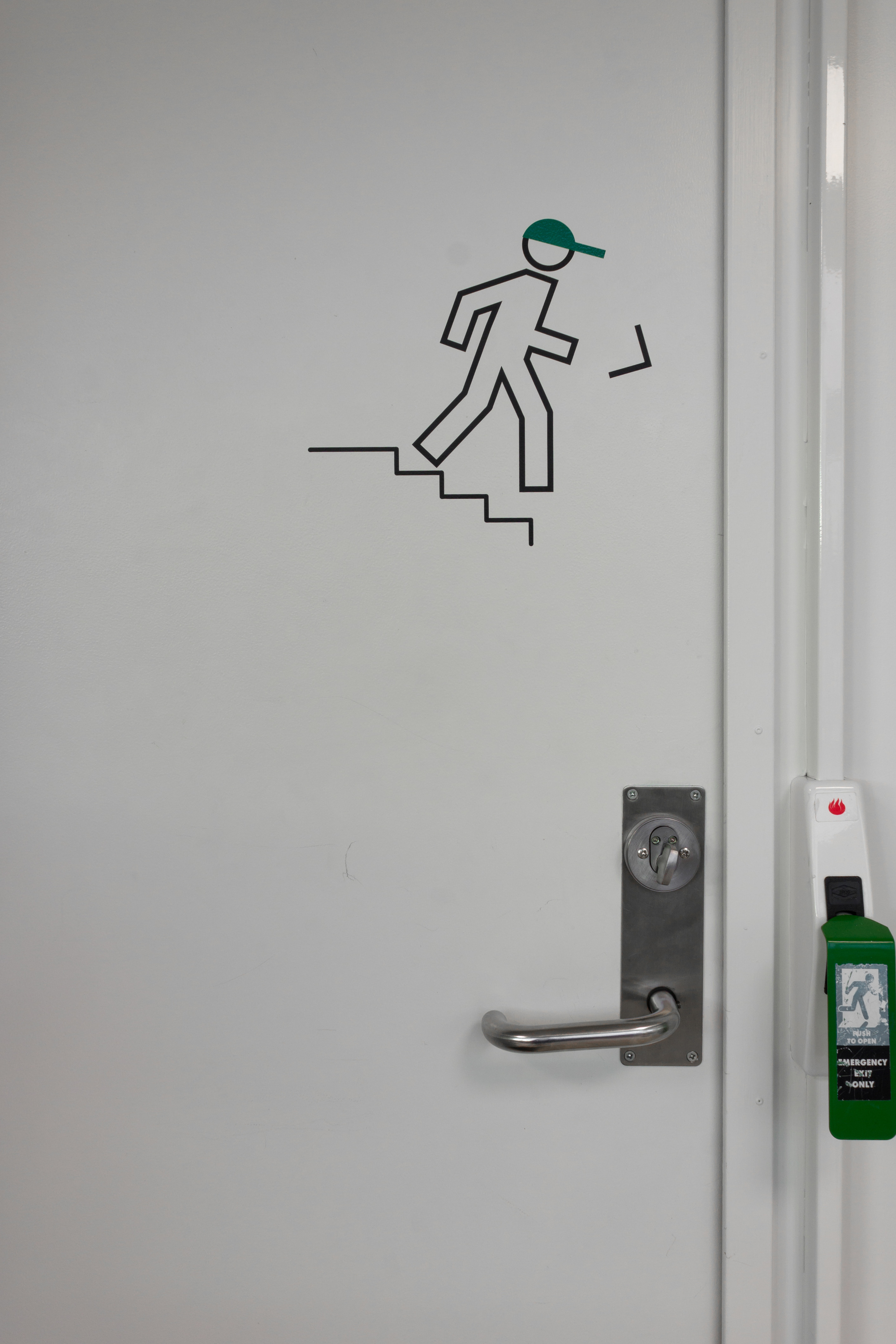 BONDEHUMOR: Også på dørene til rømingsveiene er landbrukskoblingen tydelig, og utført med humoristisk sans.