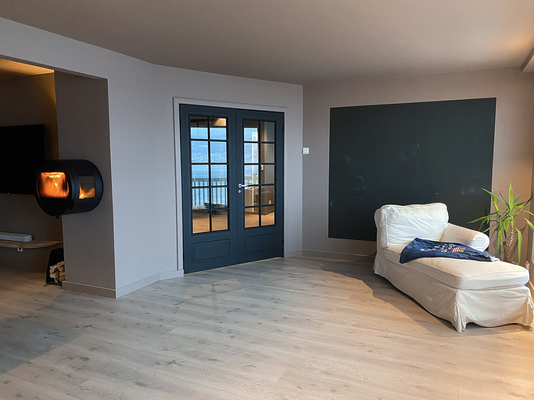 DETALJER SPRITER OPP: Andreas har malt den hvite døra matt sort, og et symmetrisk rektangel på veggen med SPACE i den to-tonede fargen «Element». 