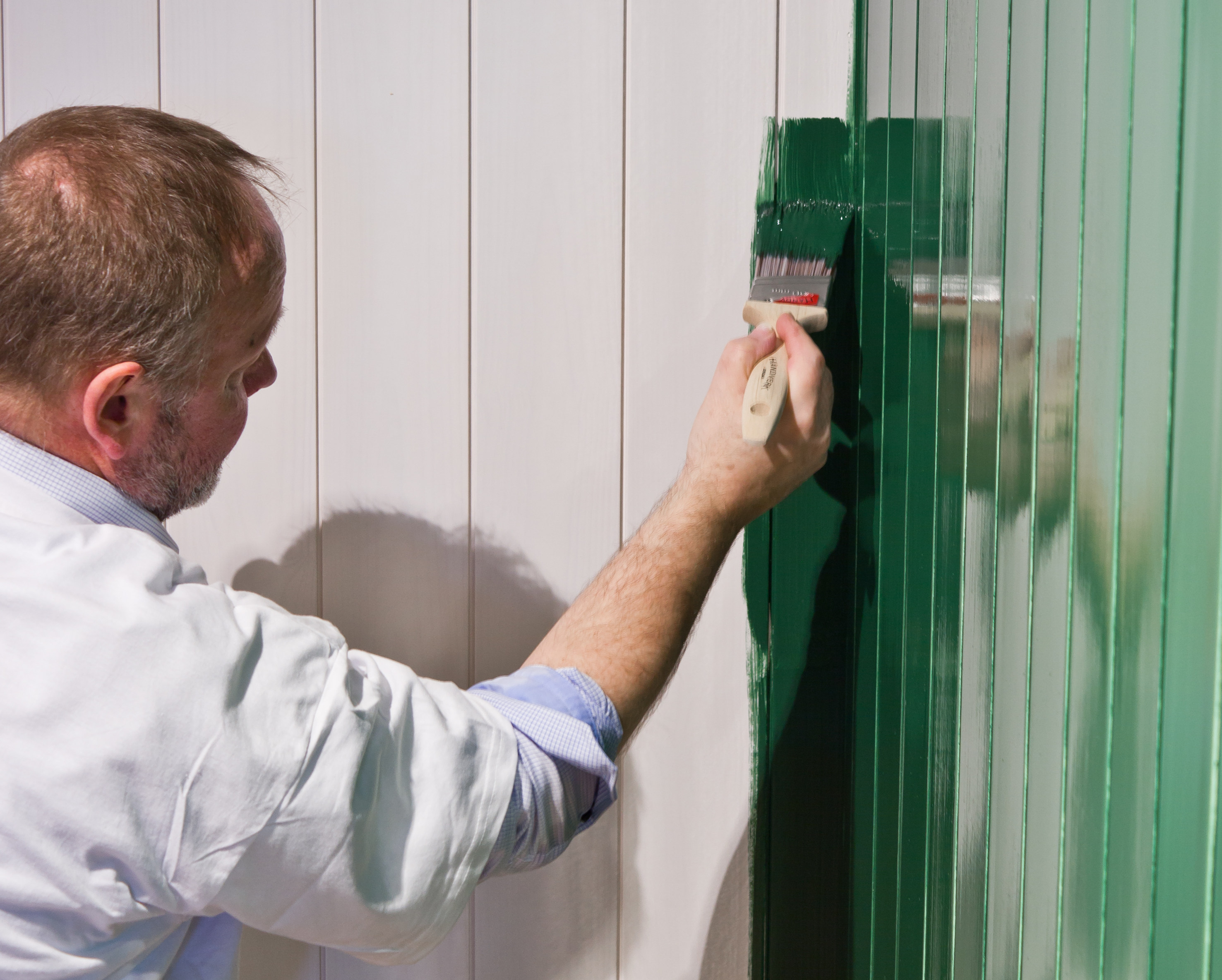 Bruk pensel der du ikke kommer til med rullen. 