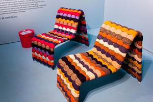 T-SKJORTE-STOL: Filleryer kommer i stor skala. Her er en stol i filleryemønster laget av t-skjorter! Designer er Maria Westerberg.
