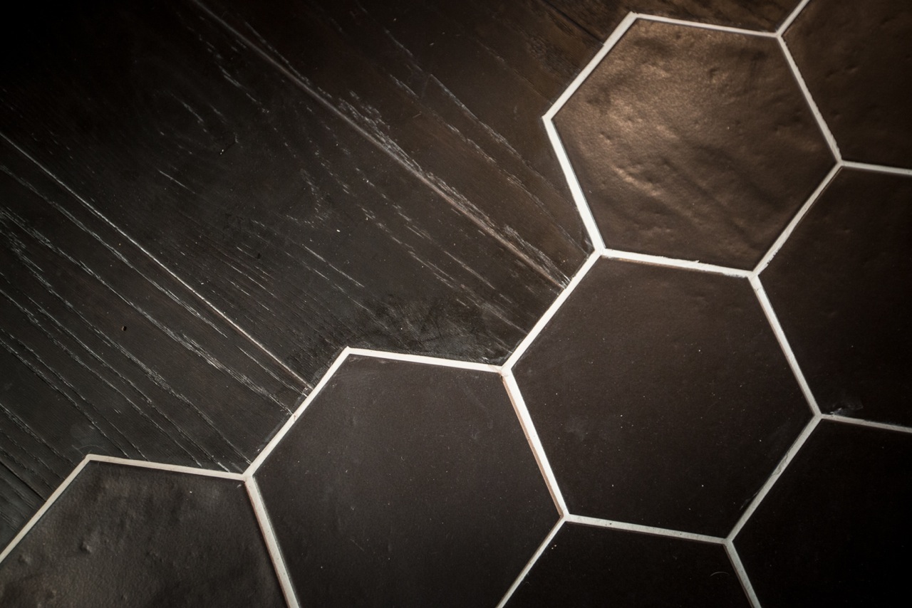 Ingrid Holst i Tarkett mener resultatet blir best n&aring;r tregulvet ikke ligger p&aring; en rett linje mot flisene.