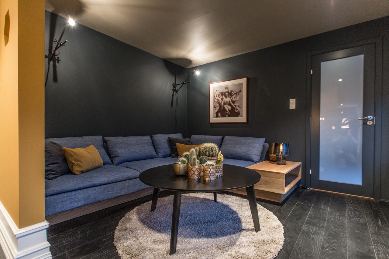 M&oslash;rke gulv er i vinden for tiden, og kan gi rommet et eksklusivt preg.