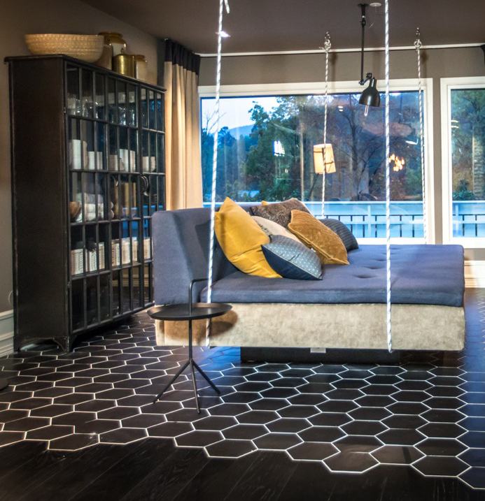 &ndash; Ved &aring; blande materialer i interi&oslash;ret kan du skape spennende kontraster, og rommet blir mer personlig, sier Ingrid Holst i Tarkett.