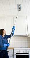 VASKEUTSTYR: Med mopp og mikrofiberklut rengjør du veggene raskt og effektivt.