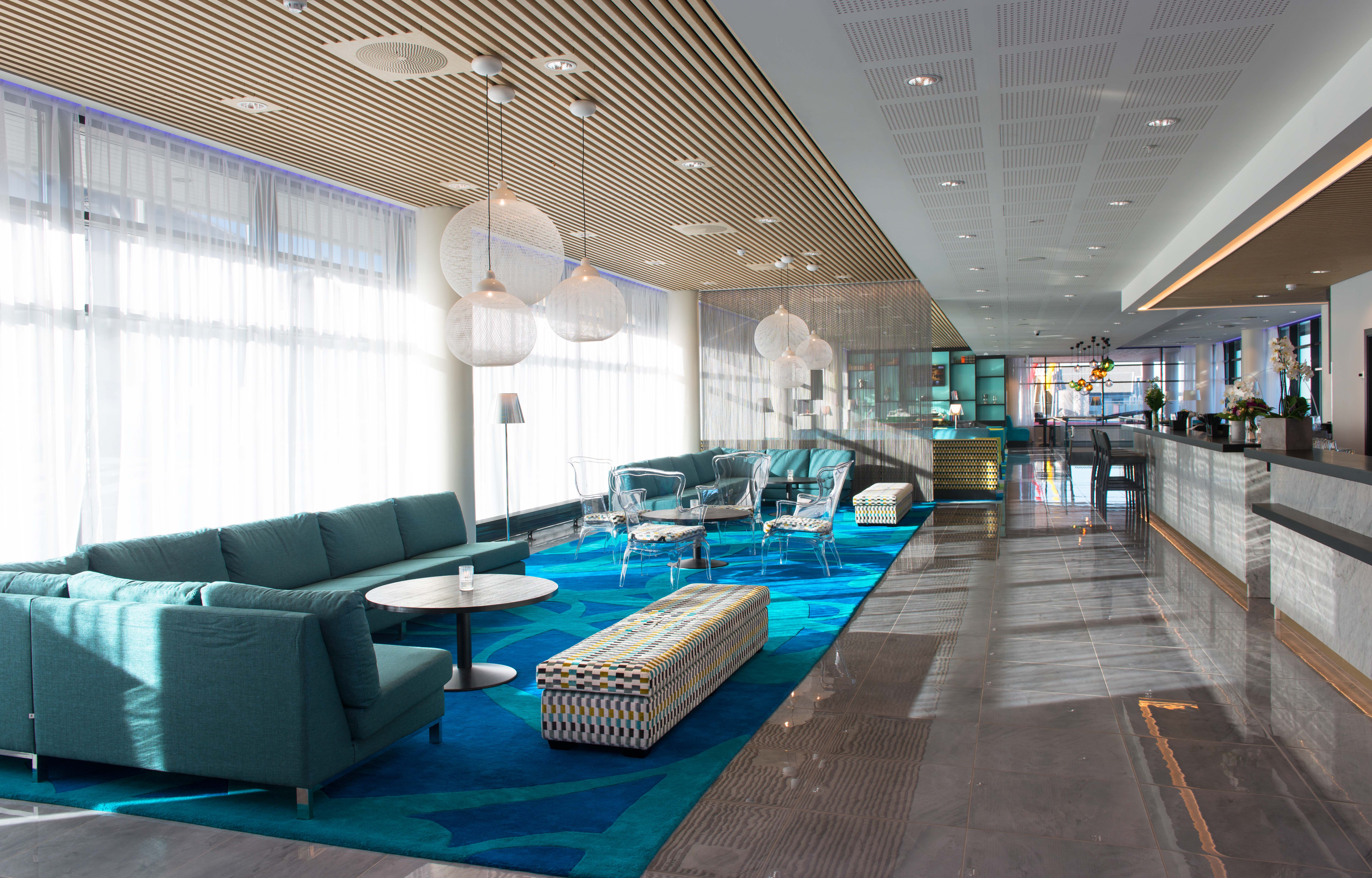 Thon Hotel Fosnavåg: På dager med grå himmel og grått hav, kan de friske fargene i resepsjonen fremstå annerledes.